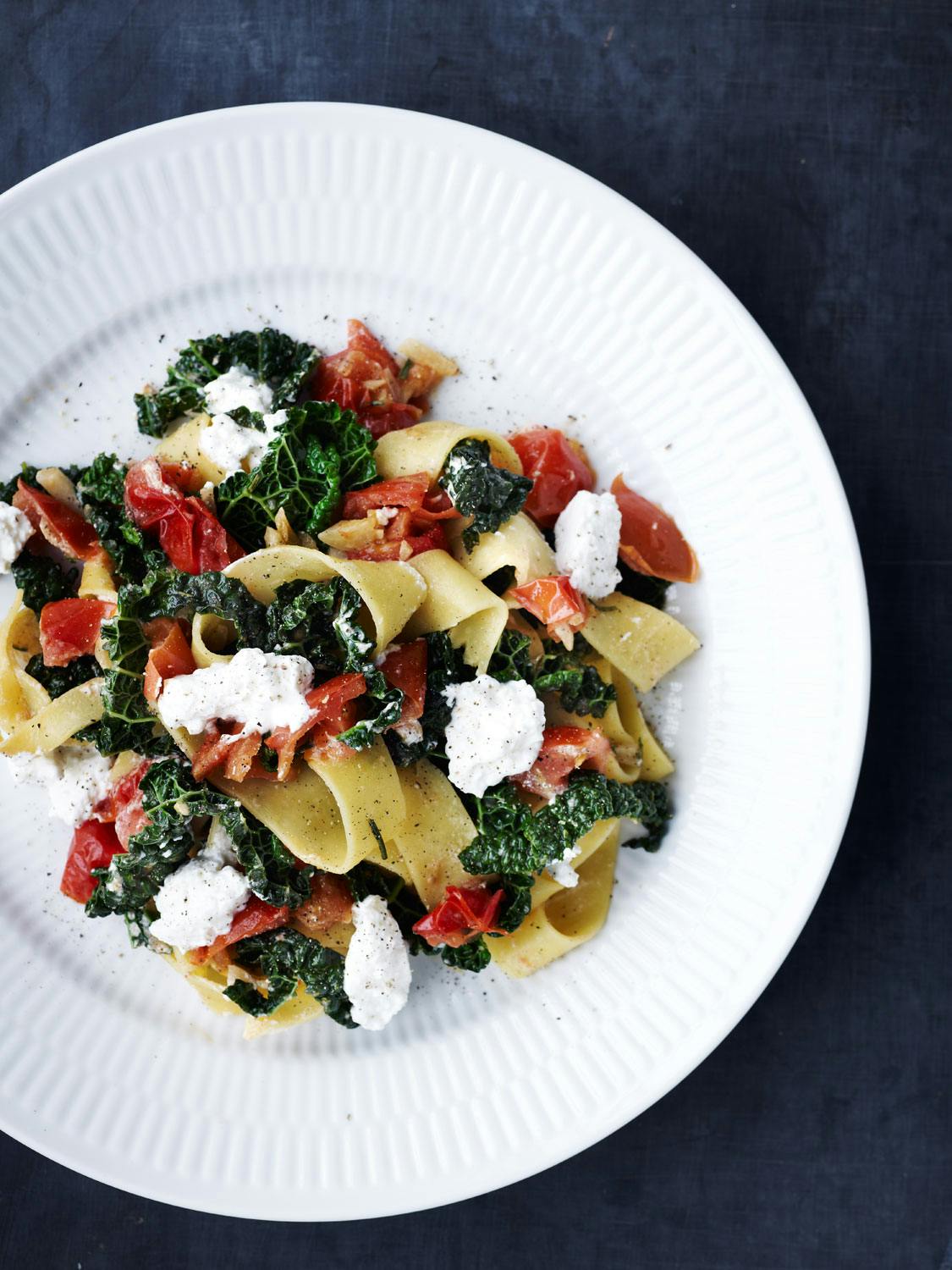 Pasta med palmekål, tomat og ricotta